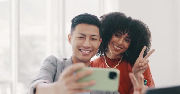 Telepon Selfie Dan Orang Orang Bisnis Dengan Tanda Damai Kantor — Stok Video