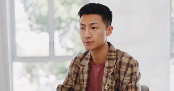 一个亚洲男人在电脑上的网页设计 微笑和面部表情都是为了信息技术 网站和编码 设计师和肖像的程序员工作在一个桌面应用程序上的Pc为工作 — 图库视频影像