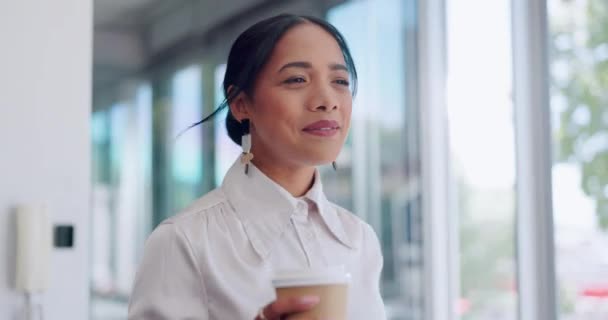 成長や発展のための仕事で彼女のオフィスの廊下でビジネス黒人女性と歩く コーヒーと野心 仕事をしながら散歩をする女性従業員の成功 ビジョン — ストック動画