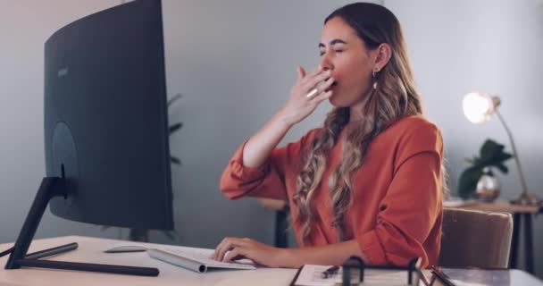 残業や燃え尽きる 女性は プロジェクトやレポートに忙しいとコンピュータで考えてあくびをします オフィスでの夜 締め切りと夜明け 疲れているビジネスマン遅くデスク企業のスタートアップに座って働いている女性 — ストック動画