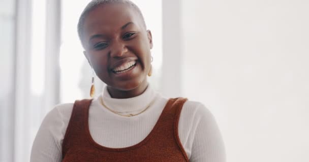 在办公室里的黑人女性的手 和平的标志和面孔 以及在公司事业中的快乐 成功和领导作用 思维和女工 手握远见 目标和创业的手势 — 图库视频影像