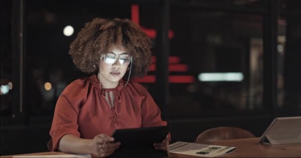黒人女性 タブレット マーケティングレポートの締め切り ウェブデザイナーの残業やリーダー計画戦略のために夜にオフィスで働いています アフリカの女性 暗い職場やデジタル技術デバイス上で読書 — ストック動画