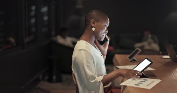 黑人妇女 通宵电话和工作在办公室平板电脑创意设计 规划营销战略和Kpi报告在办公室 非洲女性 截止日期呼吁加班和数字网络技术 — 图库视频影像
