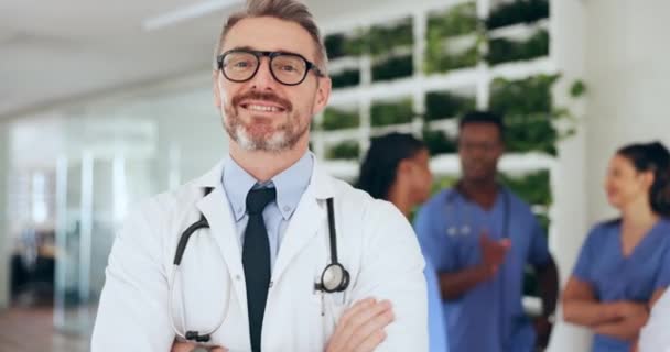 Face Man Doctor Arms Crossed Healthcare Hospital Smile Confident Mature — Vídeos de Stock