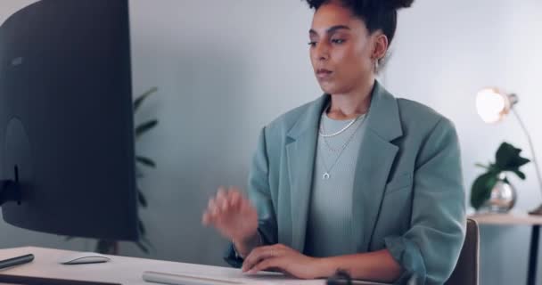 スケジュール オフィスでの計画で ビジネス コンピュータと女性が疲れて 燃え尽きて頭痛 最高経営責任者 Ceo と起業家は過労 精神的な健康とオンラインでストレスとうつ病 — ストック動画