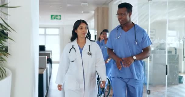 Healthcare Doctor Nurse Consulting Hospital Lobby Advice Leadership Clinic Teamwork — Video Stock