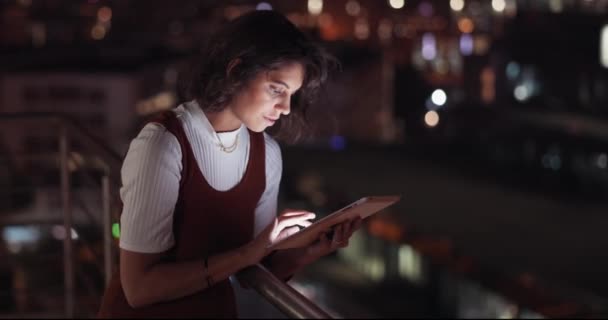Startup Data Analysis Business Woman Tablet Night Office Balcony Communication — Wideo stockowe