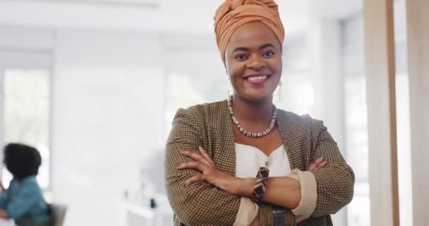 Face Leadership Black Woman Arms Crossed Office Ready Targets Goals — Video