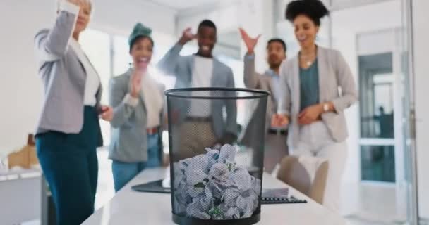 Office Trash Business People Throw Paper Competition Game Challenge Together — Vídeo de Stock