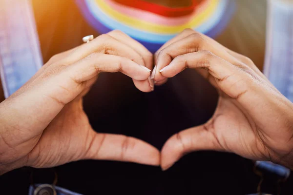 Lgbtqは ゲイの女性の愛 平等と連帯のためのハートサインを持って誇りと手 レインボー 自由とゲイの誇りの祭典で手のシンボルを持つレズビアン女性の閉鎖 — ストック写真