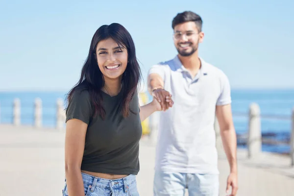 Beach Love Portrait Happy Couple Holding Hands While Seaside Summer — Photo