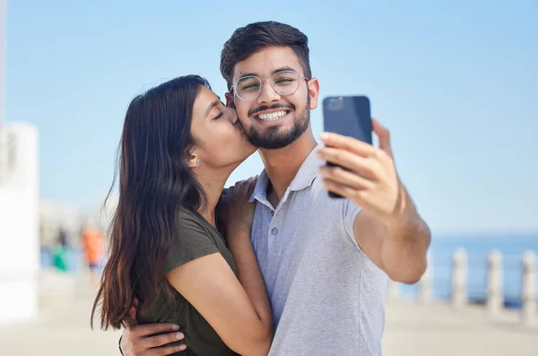 Phone Kiss Couple Love Taking Selfie Romantic Honeymoon Beach Holiday — Stok fotoğraf