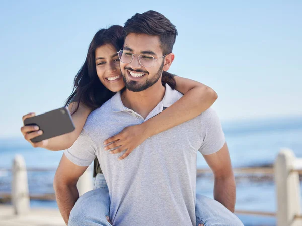 Phone Selfie Ocean Couple Hug Bond Enjoy Time Together Peace — Photo