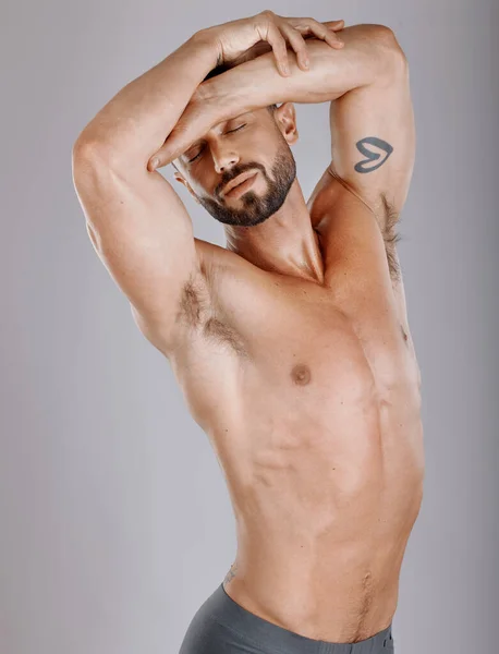 男性化粧品キャンペーンのための筋肉腕を持つ男性のウェルネス 美しさとスキンケアボディ グレーのスタジオの背景に健康的で魅力的なモデルのグルーミング 衛生と審美的な — ストック写真