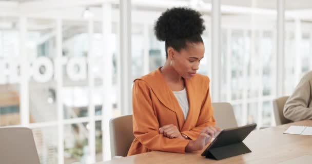 Επιχειρήσεις Μαύρη Γυναίκα Και Tablet Για Δακτυλογράφηση Σύνδεση Και Γραφείο — Αρχείο Βίντεο