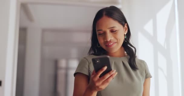 Phone Walking Business Woman Office Texting Internet Browsing Social Media — Vídeo de Stock