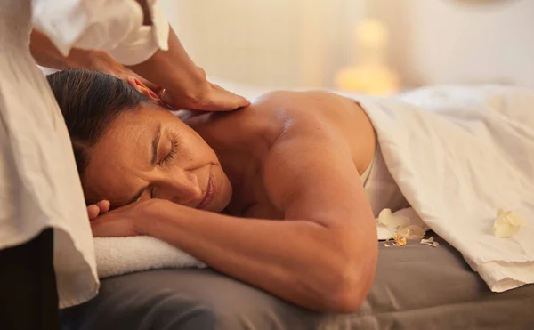 Woman Spa Massage Therapist Holistic Treatment Wellness Self Care Aromatherapy — Stockfoto
