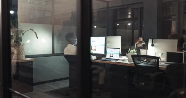 Деловые Люди Компьютеры Занятые Ночные Офисы Цифровых Маркетинговых Идеях Стратегическом — стоковое видео