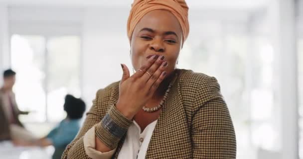黑人女性 为了创业者的幸福 管理动力和积极向上的精神状态 在办公室里面带微笑的亲吻 在工作场所 非洲女人 手吻和快乐的创意设计师微笑 — 图库视频影像
