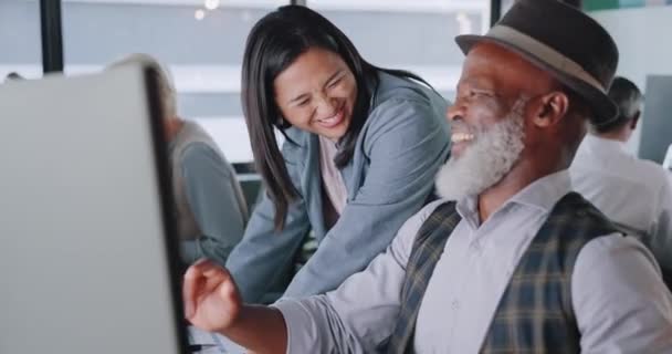 经理培训员工 系统流程对话 工作中的笑话和乐趣 黑人男性 亚裔女性 或与新学员一起欢笑 实习生 谈论在线分析或快乐 — 图库视频影像