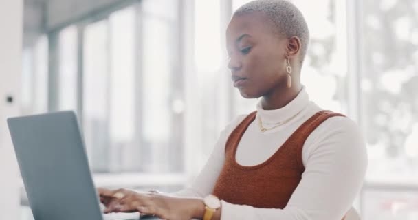 Стрес Вигорання Головний Біль Чорної Жінки Ноутбуці Працює Офісі Розумовою — стокове відео