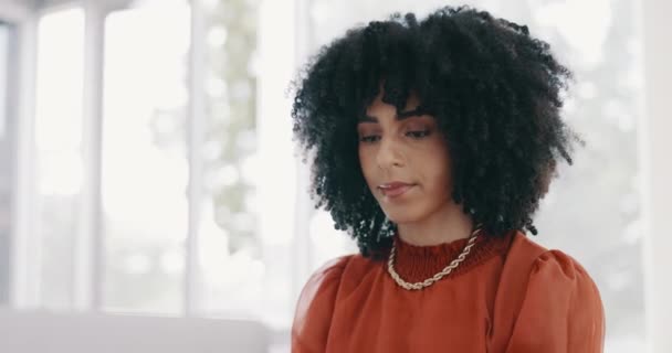 笔记本电脑 困惑和沮丧与一个商业黑人妇女坐在办公桌前 双手放在下巴上 女性员工在办公室的电脑上打字时的疑虑 计划和日程 — 图库视频影像