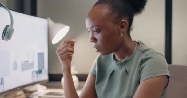 Стресс Головная Боль Черная Женщина Наушниками Офисе Слушают Музыку Расслабиться — стоковое видео