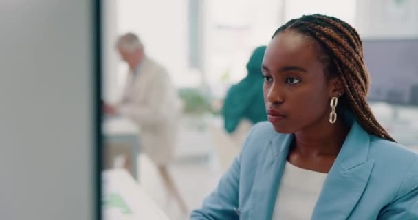Επιχειρήσεις Υπολογιστές Και Εργάζονται Μαύρη Γυναίκα Στο Γραφείο Ανάγνωση Δακτυλογράφηση — Αρχείο Βίντεο