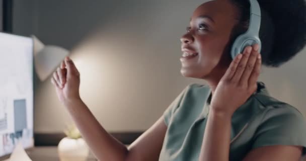 Black Woman Computer Dancing Music Office Employee Happiness Web Business — Vídeos de Stock