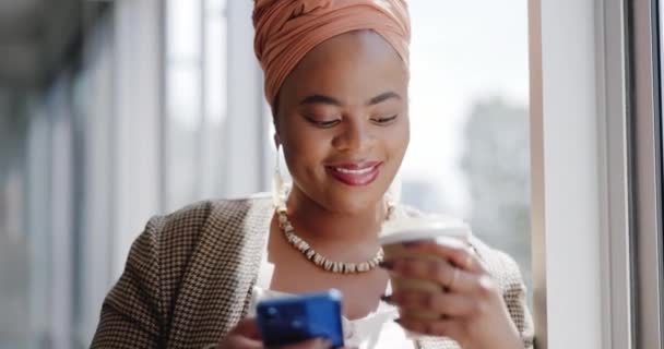 Business Black Woman Smartphone Typing Social Media Connection Office Female — Stock Video