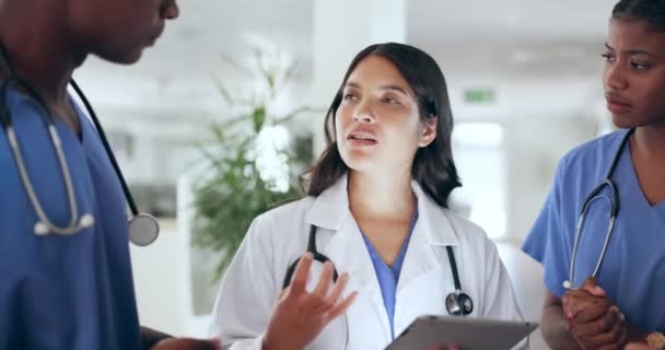 Staff Doctors Nurses Tablet Woman Brainstorming Diagnosis Talking Team Female — Stockvideo