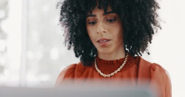 コンピュータ上のグリッチや404エラーを持つオフィスで顔 混乱し ビジネスの女性 問題を解決しようとして頭を振る思考 Pcと黒の女性は 電子メールのマーケティングに取り組んでいる間 問題や間違い — ストック動画