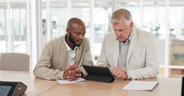 Documents Tablet Financial Advisor Black Man Finance Investment Review Planning — Wideo stockowe