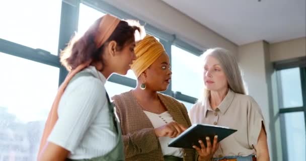 企业妇女 平板电脑和战略规划 目标或营销策略在办公室为目标 面向视觉 Kpi讨论或数字营销理念的黑人女教练 领导者和数字技术 — 图库视频影像