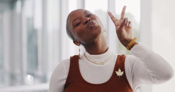 Black Woman Peace Hand Kiss Face Corporate Happiness Creative Employee — Vídeos de Stock