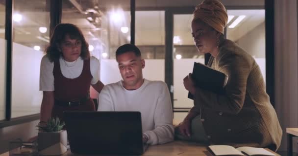 Ноутбук Планшет Бізнесмени Єднуються Нічний Проект Портфель Цифрових Фінансів Або — стокове відео