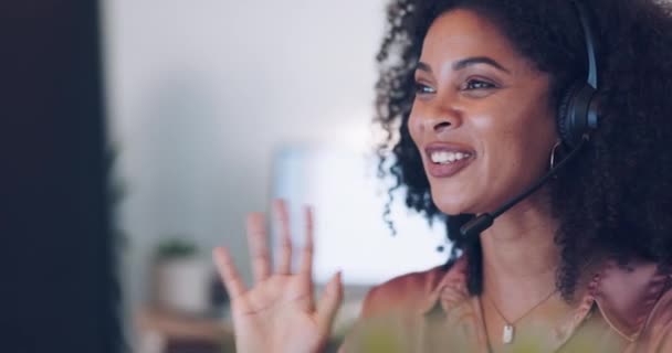 呼叫中心的视频电话中的沟通 计算机或黑人妇女咨询 联网或帮助提供建议 与我们联系 挥挥手或快乐的非洲员工在线交谈 交谈或交谈 — 图库视频影像