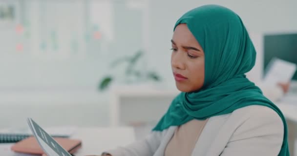 Υπολογιστής Έγγραφα Μουσουλμάνα Startup Γυναίκα Ανασκόπηση Της Έρευνας Ανάλυση Δεδομένων — Αρχείο Βίντεο