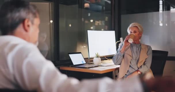 Busines Man Woman Conversation Night Office Planning Schedule Marketing Collaboration — Video Stock