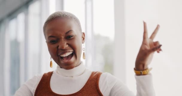 女性员工 手握双手 追求远见 目标和动力 在职黑人女性的手 和平标志和面孔 在公司事业中拥有幸福 成功和领导地位 — 图库视频影像