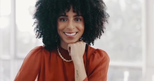 一个黑人商业女人坐在桌子前 手放在下巴上 她的脸 远见和思维方式 与女性员工一起思考未来发展或公司发展的形象 快乐和微笑 — 图库视频影像