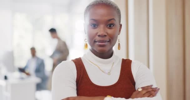 Face Leadership Black Woman Arms Crossed Office Ready Targets Goals — Stock Video