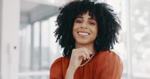 一个黑人商业女人坐在桌子前 手放在下巴上 她的脸 远见和思维方式 与女性员工一起思考未来发展或公司发展的形象 快乐和微笑 — 图库视频影像
