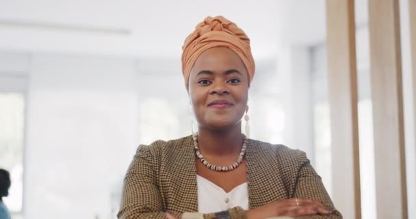 目標や目標のために準備ができてオフィスで交差腕を持つ顔 リーダーシップと黒の女性 南アフリカの上司 最高経営責任者 Ceo 幸せな女性起業家 職場でのビジョン または成功の考え方 — ストック動画