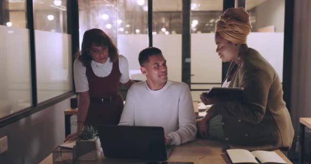Ноутбук Планшет Бизнес Люди Совместно Работают Над Ночным Проектом Портфелем — стоковое видео
