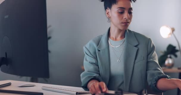 Business Woman Sneeze Office Computer Sickness Female Entrepreneur Administrator Tissue — Vídeo de stock