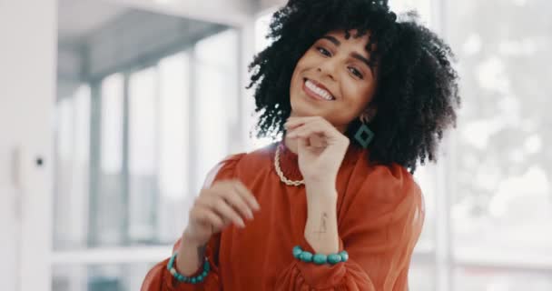 在公司工作中 黑人女性的双手 和平与脸庞 伴随着快乐 成功与领导 具有远见 目标和动力的和平标志的企业 思维和女工 — 图库视频影像