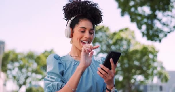 Muzyka Telefon Słuchawki Kobieta Parku Szczęśliwa Podekscytowana Tańcem Ogrodzie Technologia — Wideo stockowe
