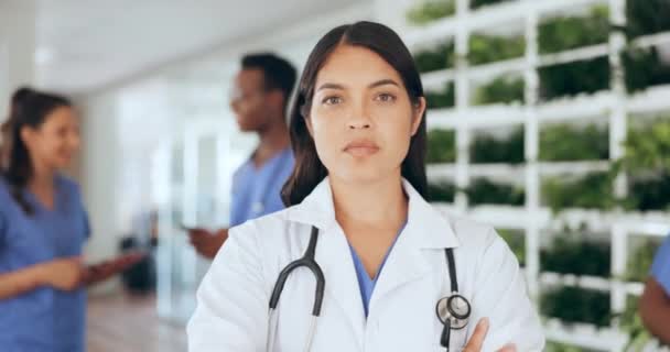 妇女和在西班牙繁忙的诊所 医疗服务和外科工作的医院员工的脸 具有重点 信任和人寿保险的形象 严肃和女性保健工作者 — 图库视频影像