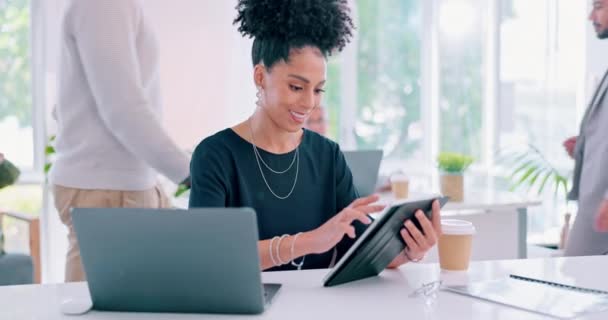 Tablet Office Woman Surfing Internet Modern Office Desk Checking Email — Vídeos de Stock